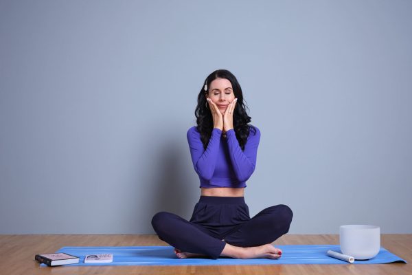 7 Gerakan Yoga Wajah untuk Dagu Lebih Tegas