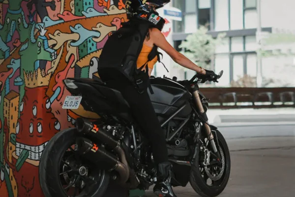 5 Tips Biar Pinggang Gak Capek Saat Naik Motor atau Mobil