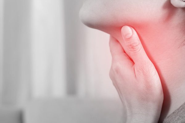 10 Tips Meredakan Tenggorokan Perih Saat Menelan 10 Tips Meredakan Tenggorokan Perih Saat Menelan