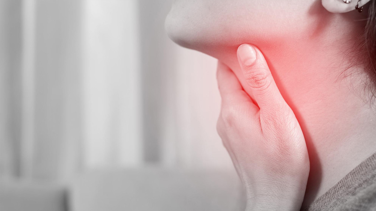 10 Tips Meredakan Tenggorokan Perih Saat Menelan