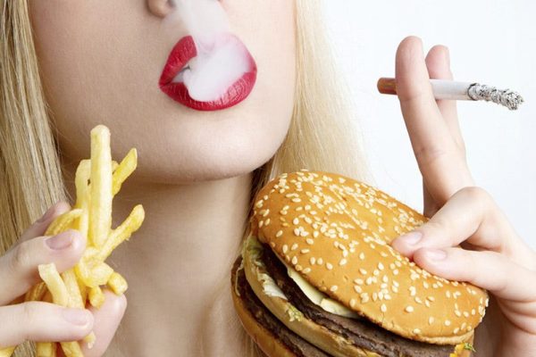7 Kebiasaan Buruk yang Merusak Kesehatan Bibir