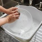 5 Tips Mencuci Piring Tanpa Bikin Kulit Tangan Kering