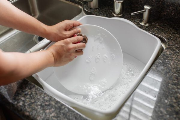 5 Tips Mencuci Piring Tanpa Bikin Kulit Tangan Kering 5 Tips Mencuci Piring Tanpa Bikin Kulit Tangan Kering